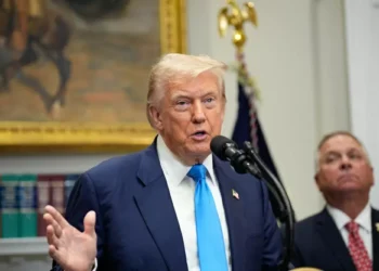 Trump volta a dizer que não deixará ninguém atacar o dólar ‘como o Brics faz’