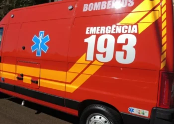 Homem fica ferido ao ser atingido por cano de ferro durante descarregamento em Blumenau