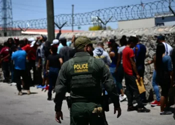 Travessias de imigrantes na fronteira entre EUA e México cai para menor número já registrado