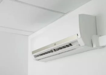 Rede estadual de SC terá sistema completo de monitoramento e climatização, anuncia Jorginho Mello