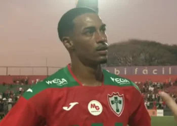Denis marca primeiro gol como profissional e celebra vitória da Portuguesa
