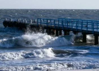 Ciclone se afasta, mas SC segue em alerta para ventos, ressaca e frio intenso