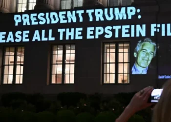 Departamento de Justiça dos EUA informou a Trump que seu nome está nos arquivos de Epstein