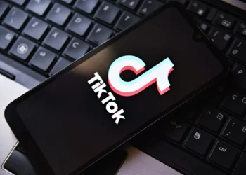 Moderadores do Tiktok na Alemanha acusam rede social de trocá-los por Inteligência Artificial