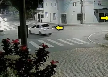 “Placa pra quê?”: motoristas ignoram e desafiam as regras em cruzamento de Timbó