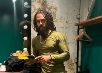 Polícia britânica investiga dupla de rap que induziu público a pedir ‘morte’ das Forças de Defesa de Israel