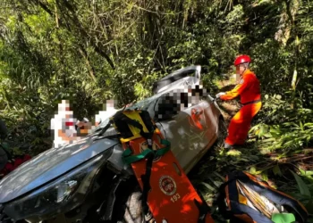 Carro despenca 20 metros em ribanceira em SC; mãe sofre fratura exposta e filha fica presa às ferragens
