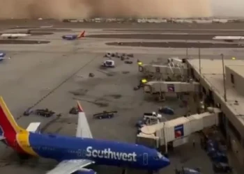 Tempestade de areia nos EUA ‘engole aeroporto’, faz voos serem suspensos e deixa moradores sem energia