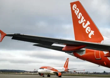 Avião retorna ao solo na França após homem tentar entrar na cabine do piloto