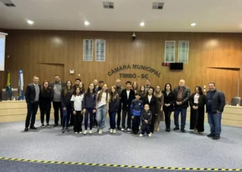 Parlamento Jovem de Timbó empossa nova legislatura e elege Mesa Diretora