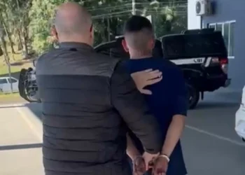 Jovem de 21 anos é preso em Blumenau acusado de agredir e ameaçar ex-esposa