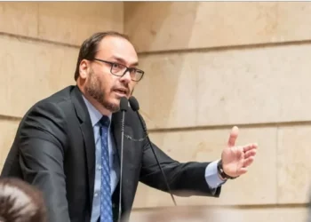 Carlos Bolsonaro critica vazamentos de áudios e acusa sistema de proteger governo Lula