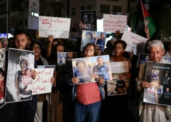 Palestinos se reúnem em Gaza para funeral de jornalistas da Al Jazeera mortos em bombardeio de Israel