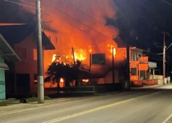 Casa pega fogo em Benedito Novo e deixa uma pessoa ferida: “Vi muitas pessoas desesperadas e correndo na hora”