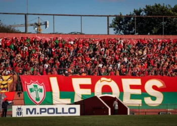 Torcida organizada critica gestão e elenco após eliminação da Lusa