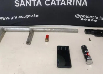 Homem é preso em Blumenau após denúncia de cárcere privado e posse ilegal de armas