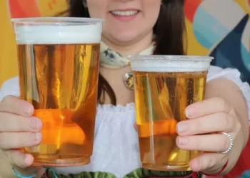 Mudou o Copo! Oktoberfest Blumenau surpreende com novo tamanho para o chope