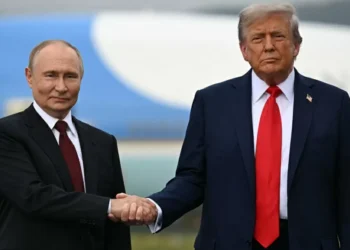 Trump interrompe cúpula com líderes europeus para ligar para Putin