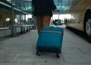 Neozelandesa detida por viajar com criança de dois anos em uma mala