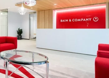 Indústria da moda está longe de cumprir as metas ambientais de 2030, diz Bain