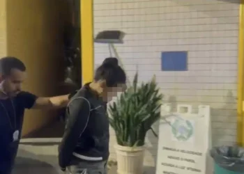 Bebê morre sufocado após mãe deixar filhos sozinhos para ir a baile; mulher é presa