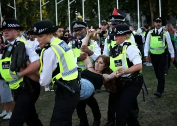 Mais de 300 pessoas são detidas em Londres durante manifestação em apoio a organização pró-Palestina