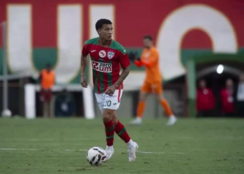 Portuguesa negocia o lateral direito Talles com a Chapecoense