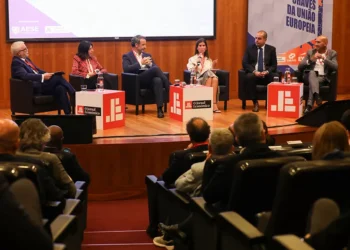 IA: “Há uma janela para se adaptarem. Aproveitem-na”