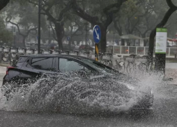 Chuva, vento e trovoada: Depressão Gabrielle coloca 14 distritos em aviso amarelo