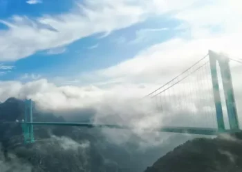 China inaugura ponte mais alta do mundo e reduz trajeto de duas horas para um minuto