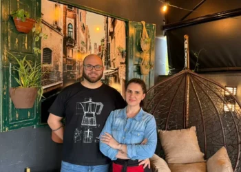 Casal da Itália traz história e sabor na reabertura do Café Latte Macchiato em Timbó