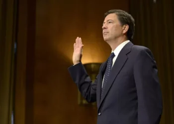 James Comey, ex-diretor do FBI, é denunciado à Justiça após pressão de Trump