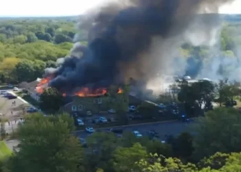 Ataque a tiros e incêndio em igreja deixa feridos em Michigan