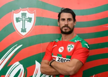 Portuguesa anuncia ex-meia do Benfica como primeiro reforço para 2026