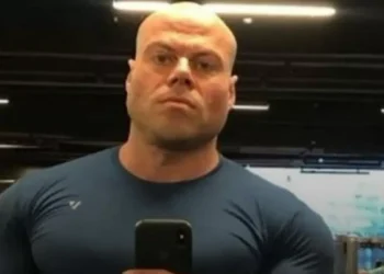 Em SC, fisiculturista assassinado com 21 facadas pela esposa era espionado por buracos na parede