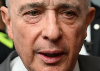 Justiça da Colômbia absolve Álvaro Uribe e revoga prisão domiciliar