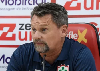 Técnico da Portuguesa participa de reunião na FPF