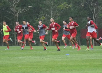 Elenco da Portuguesa realiza primeiro treino em campo sob comando de Fábio Matias