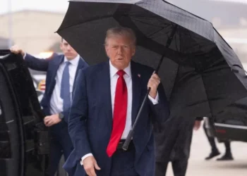 Trump embarca para Oriente Médio para participar da cúpula da paz e garante: ‘Guerra em Gaza acabou’