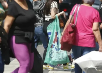 Mulheres e grupos étnicos enfrentam desigualdade no mercado de trabalho, mesmo com maior escolaridade, aponta IBGE