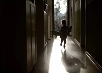 Mãe que ficou sem as filhas vai recorrer de absolvição de assistentes sociais