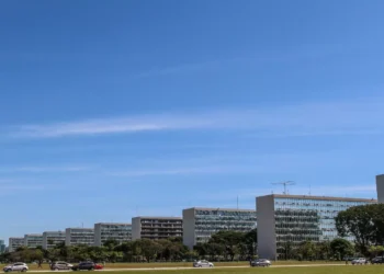 TCU suspende exigência de governo buscar centro da meta fiscal em 2025