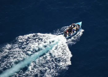 Força Aérea deteta cinco embarcações com migrantes no Mediterrâneo