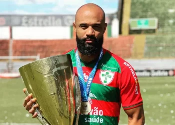 Zagueiro campeão pela Portuguesa anuncia aposentadoria e inicia nova função