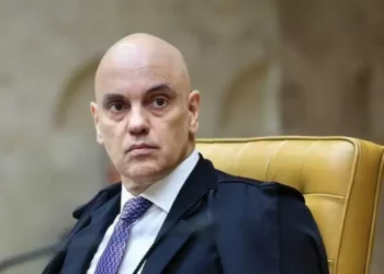 Moraes exige explicações da defesa de Bolsonaro após Nikolas Ferreira usar celular em visita proibida