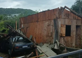 Família é retirada após residência ceder durante temporal em Apiúna