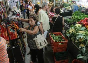 INPC recua para 0,03% em outubro e acumula 4,49% em 12 meses