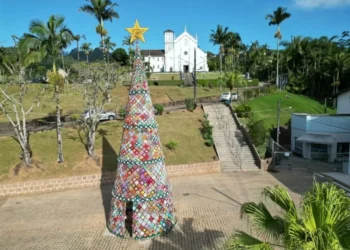 Maior árvore de Natal em crochê do Brasil começa a ser montada em Rodeio