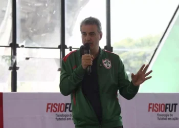 Bourgeois reafirma respeito à imprensa e critica vazamentos internos