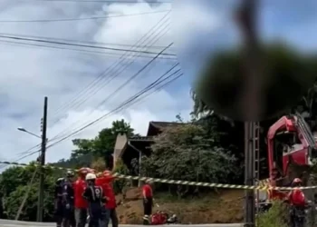 Técnico fica pendurado após levar choque elétrico durante manutenção em Jaraguá do Sul